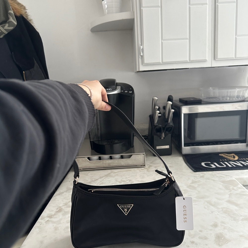 GUESS Elegant Black Shoulder Bag